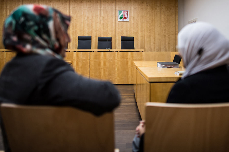 Zwei Vertreterinnen vom Zentralrat der Muslime und dem Islamrat sitzen vor dem OVG in Münster.