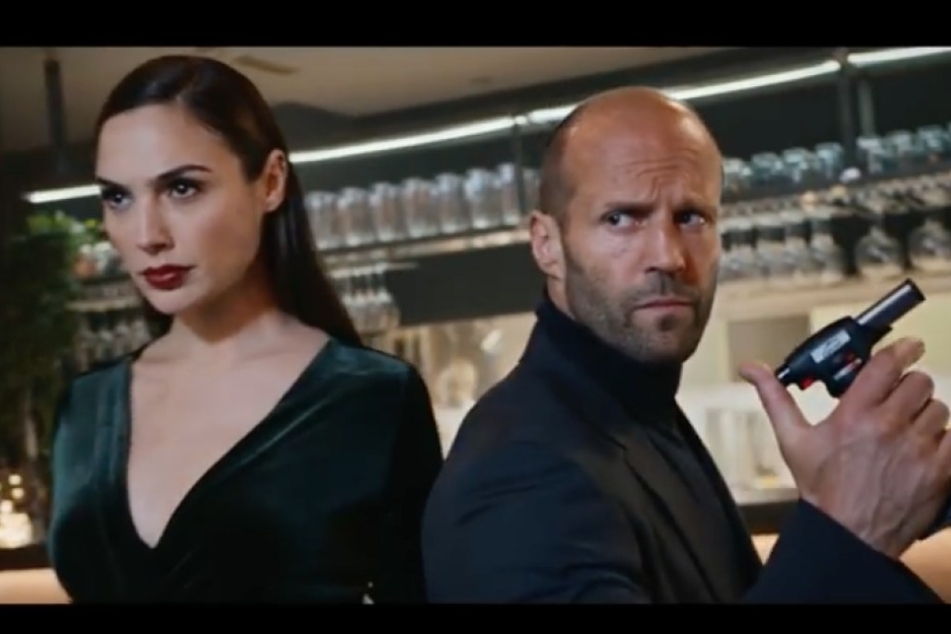 Jason Statham (re.) prügelt sich erfolgreich in die Herzen (Video unten).