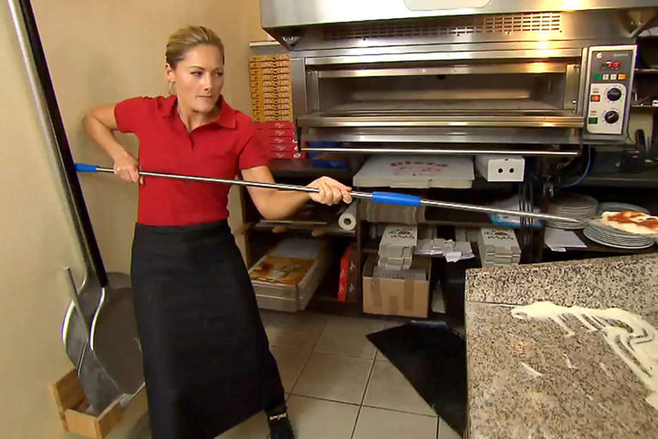 Helene, was machst du denn hier?! Statt auf der Bühne zu stehen, bäckt der Schlagerstar plötzlich Pizza?!