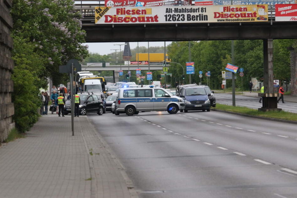 Einsatzkräfte der Bundespolizei sperrten die Straße aufgrund eines "verdächtigen Gegenstands".