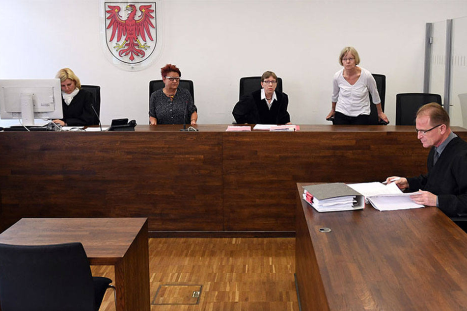 Im Saal 9 des Justizzentrums sitzt am 15.05.2017 in Potsdam (Brandenburg) vor der Verhandlung gegen den Organisator der Potsdamer Pogida-Demonstrationen, Christian Müller, sein Anwalt Wolfram Narath (r).