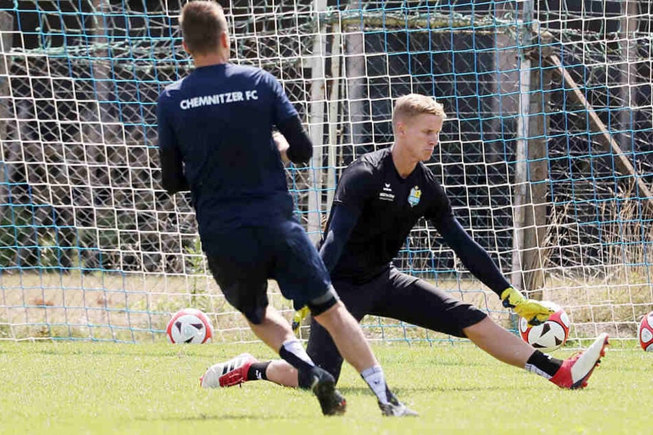Reserve-Torhüter Florian Sowade, hier im Duell mit Daniel Frahn, ramponierte sich im Training die Nase. Gegen Berlin steht er trotzdem bereit.
