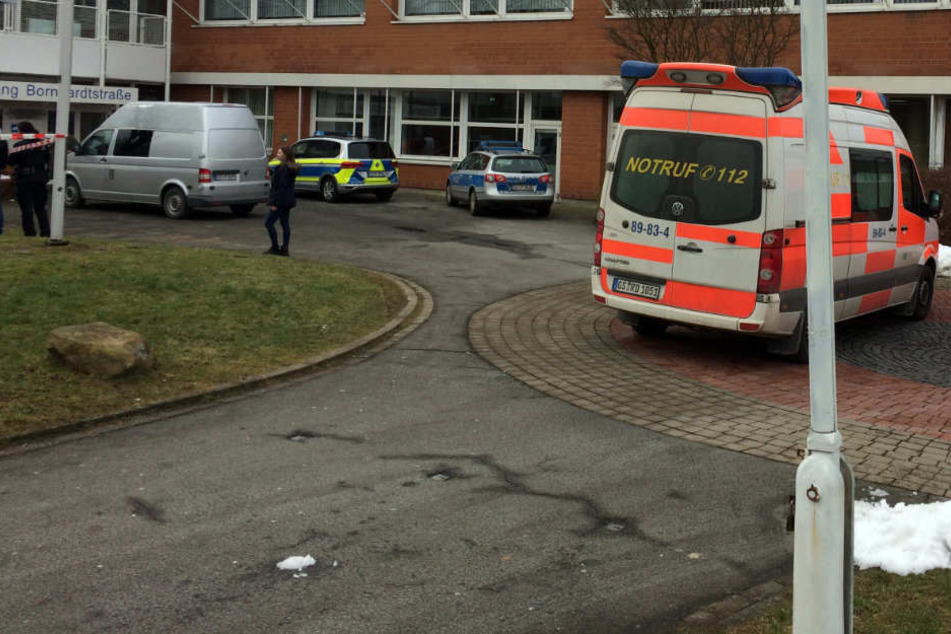 Mit einem Großaufgebot sicherte die Polizei nach der Tat das Schulgelände ab.
