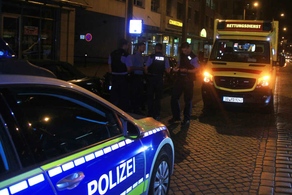 Auf der Königsbrücker Straße wurden am Dienstagabend nach einer Messerstecherei im Alaunpark drei Männer verhört.