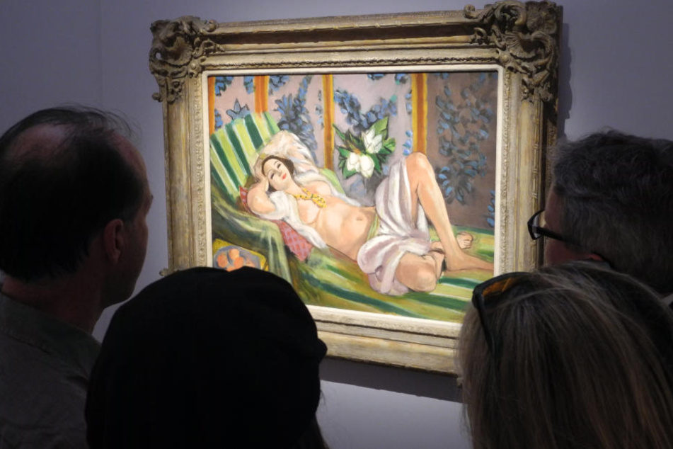 Besucher betrachten das Gemälde «Odalisque couchee aux magnolias» von Henri Matisse.