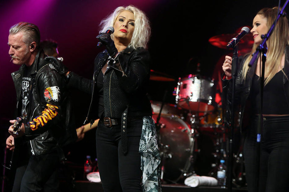 Poplegende Kim Wilde in gewohnt cooler Pose bei ihrem heißen Auftritt.