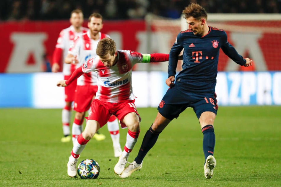 Marko Marin (l.) spielte in dieser Saison in der Champions League mit Roter Stern Belgrad gegen den FC Bayern München. Hier schirmt er den Ball gegen Leon Goretzka ab.