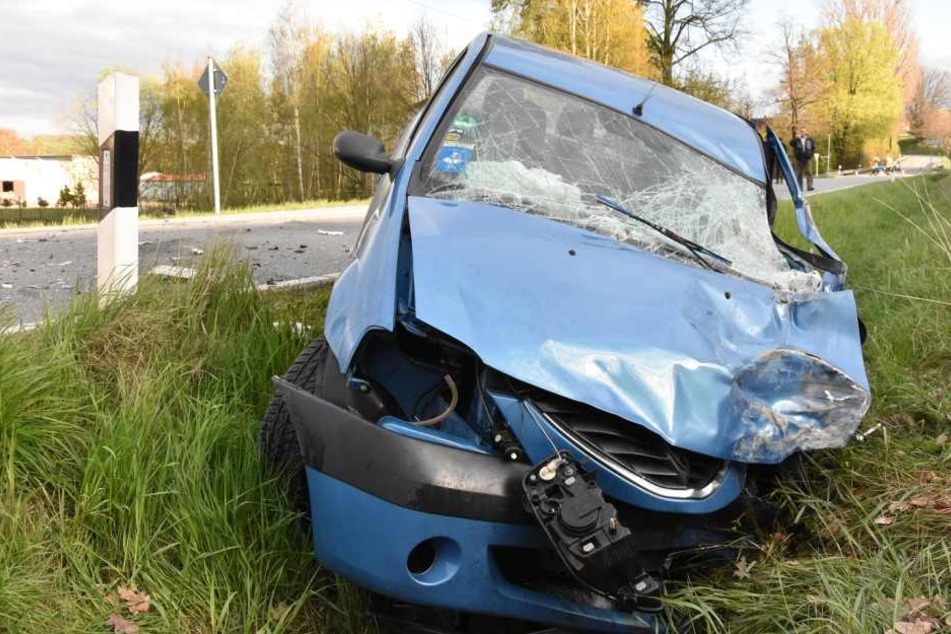 Die 58-Jährige musste aus ihrem Unfallwagen befreit werden.