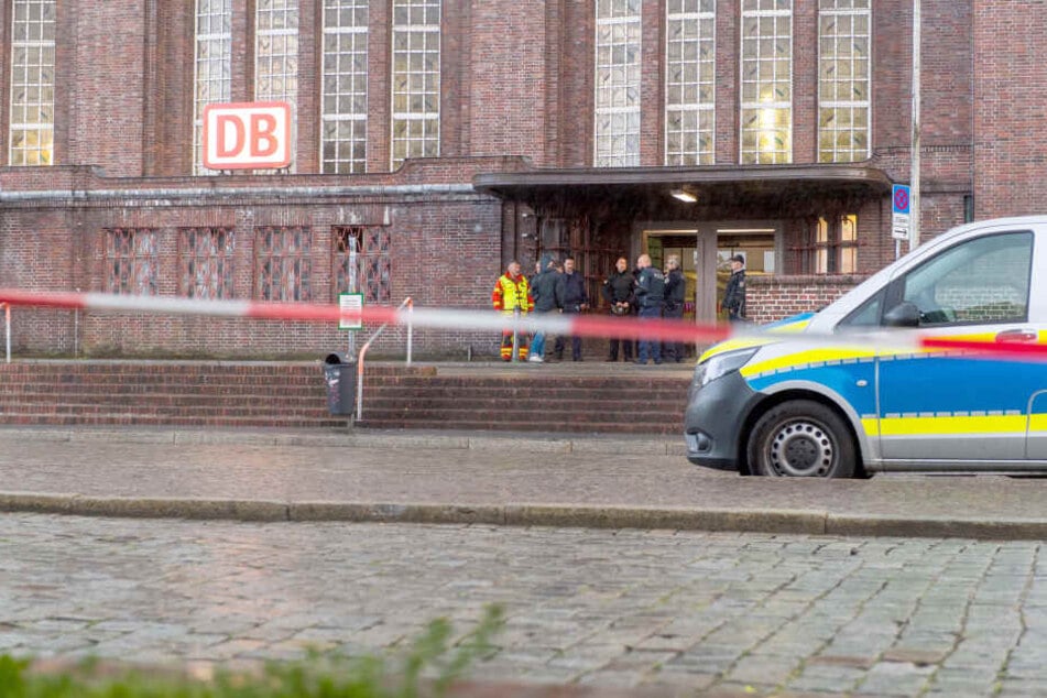 Wegen einer Bombendrohung wurde der Bahnhof Flensburg am Samstagabend gesperrt.