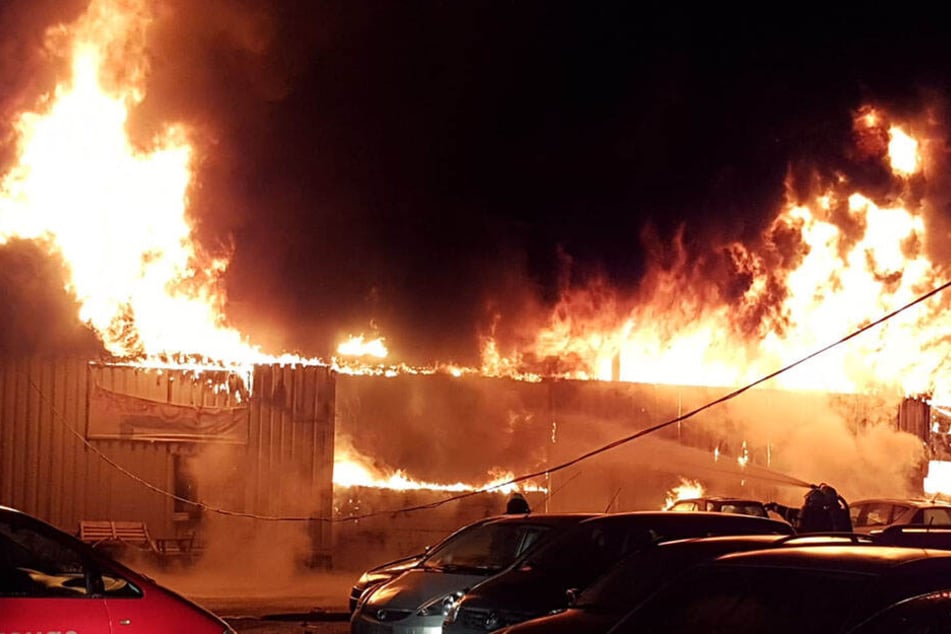 Eine Halle auf dem Gelände brannte in voller Ausdehnung.