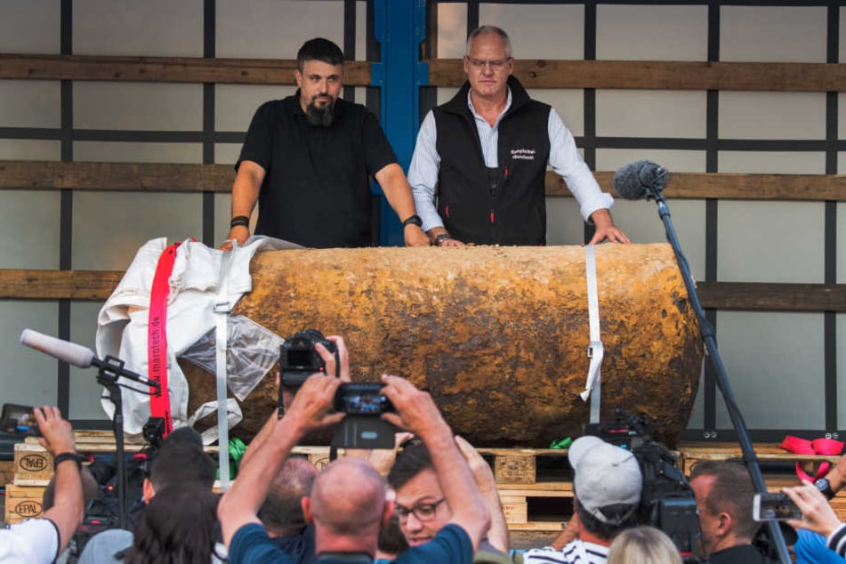 Die Sprengmeister posieren mit der entschärften Weltkriegsbombe.