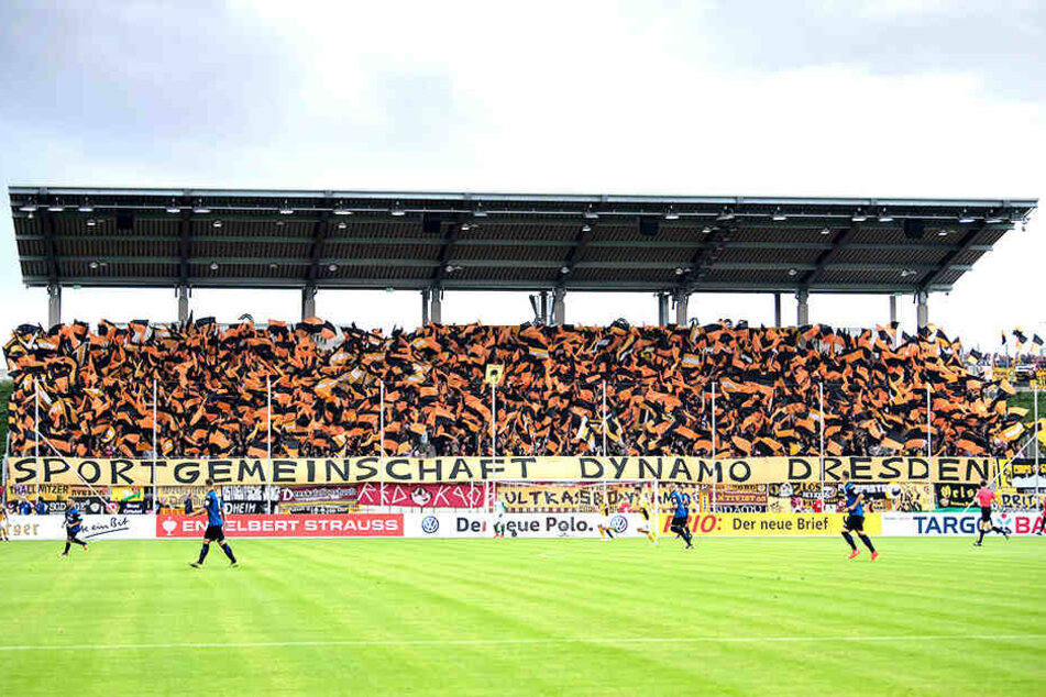 In Zwickau empfing die TuS Koblenz vor zwei Jahren bereits die SGD zu einem packenden Pokal-Fight. Hier eine Choreografie der Dresdner Fans.