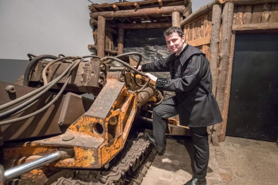 Nach 31 Jahren wird in Oelsnitz auch die Dauerausstellung in Rente geschickt. Museumsleiter Jan Färber (39) an einer Teilschnittmaschine, die in der neuen Ausstellung gezeigt werden soll.