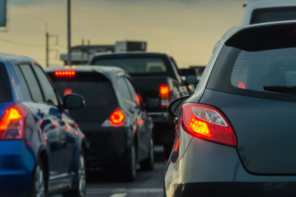 Auf der Bundesautobahn 553 staute sich der Verkehr durch die Sperrung der Auffahrt. (Symbolbild)