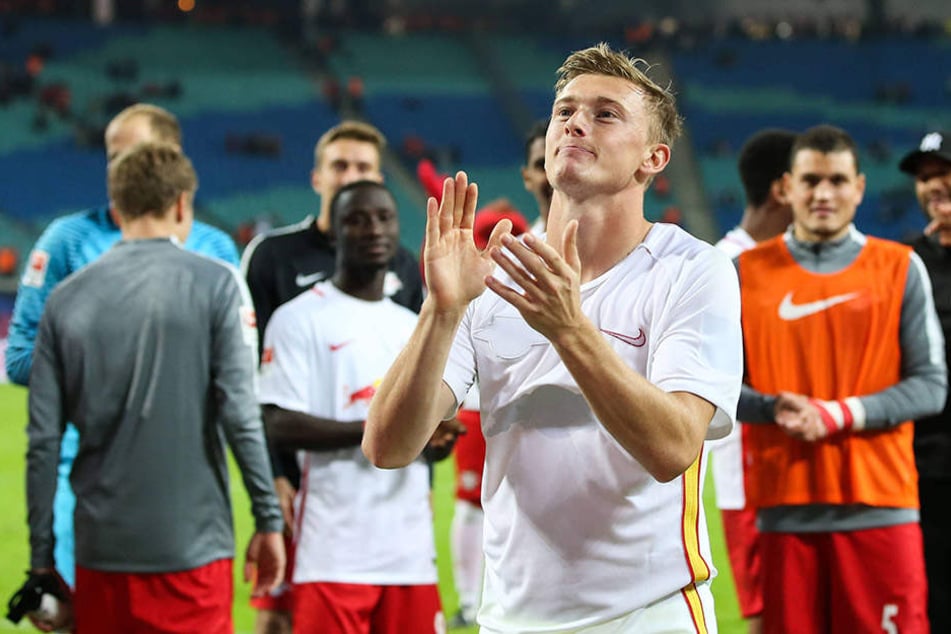 Georg Teigl applaudiert den Leipziger Fans für Beifall.
