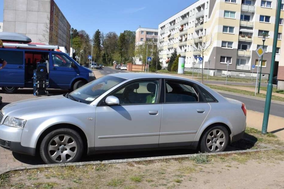 Der Mann wurde tot in diesem abgestellten Auto aufgefunden.