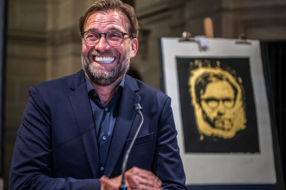 Scheint Spaß an seiner goldenen Druckgrafik zu haben: Jürgen Klopp.