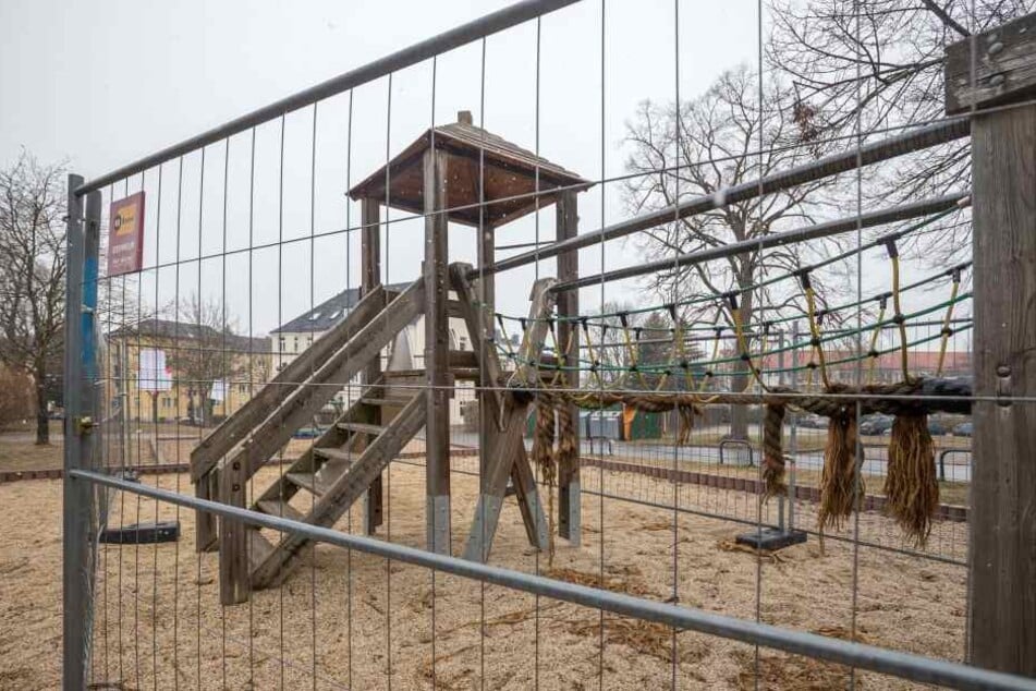 Der kaputte und gesperrte Spielplatz in der Lortzingstraße: künftig ein Fall für den Bauhof.