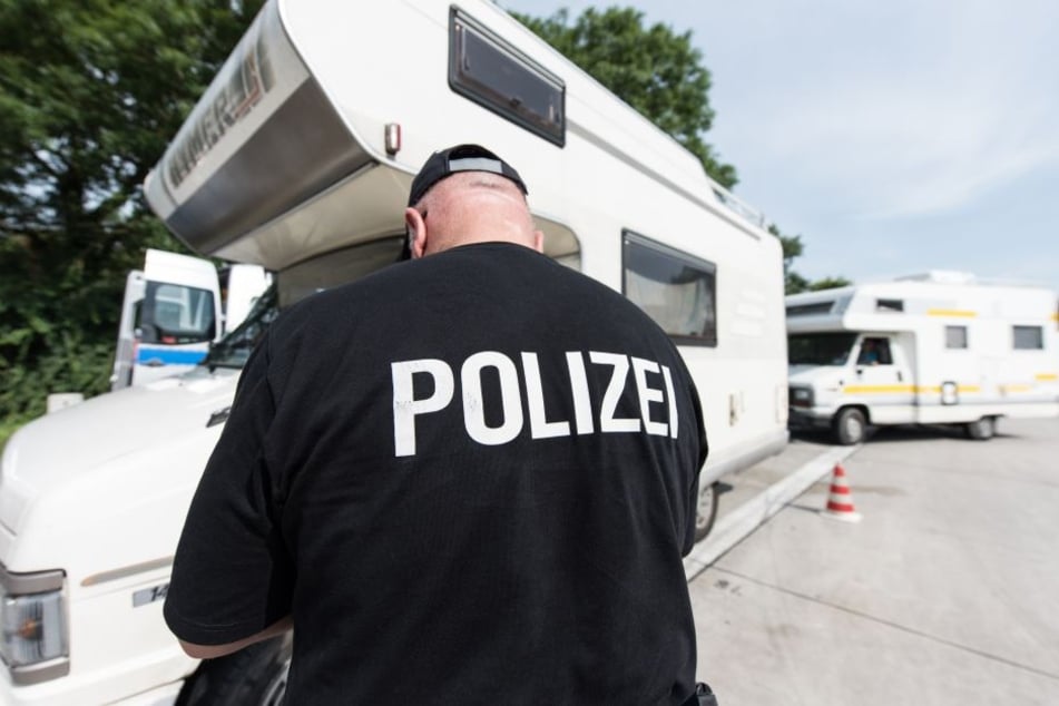 Ein Polizist kontrolliert an der Autobahn ein Wohnmobil. Weil viele Gefährte zur sommerlichen Reisezeit überladen sind, verstärkt die Polizei nun ihre Kontrollen.