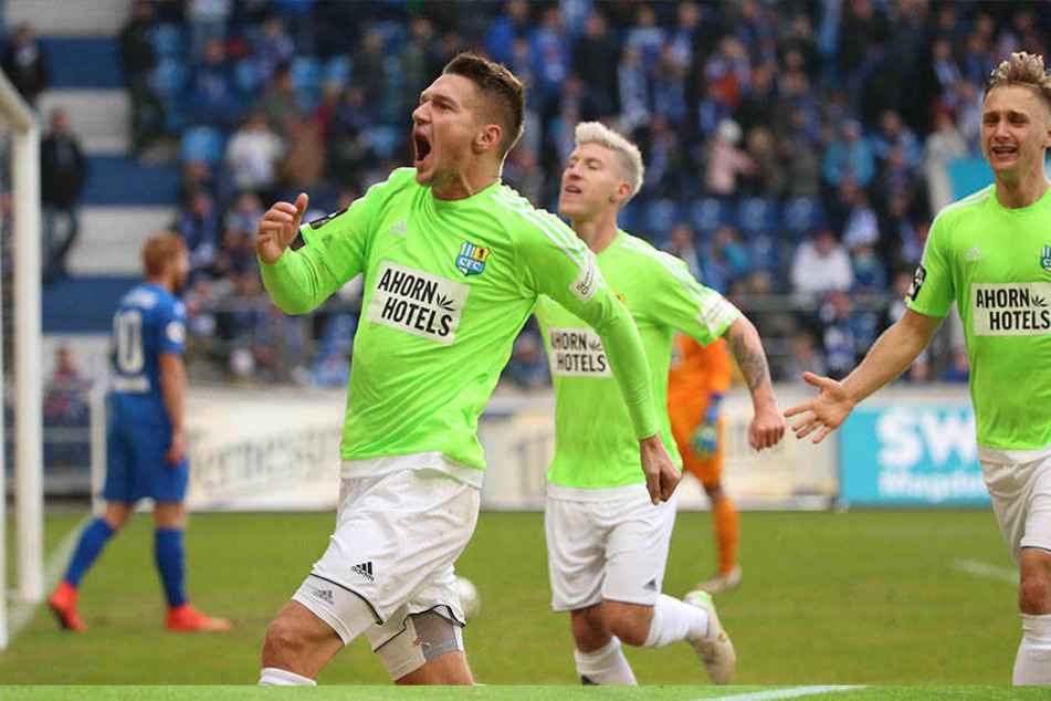 Daniel Frahn (l.) traf in Magdeburg zum 4:1.