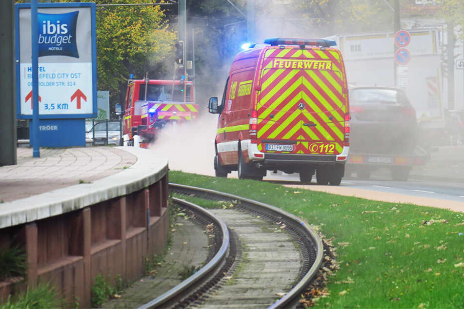 Die Feuerwehr Bielefeld musste im gesamten Stadtgebiet die Ölspur abstreuen.