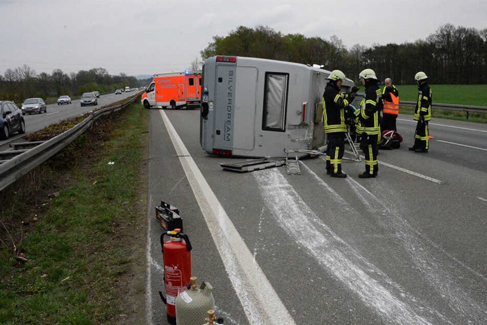 Das Wohnmobil schlitterte über den Asphalt und musste abgeschleppt werden.