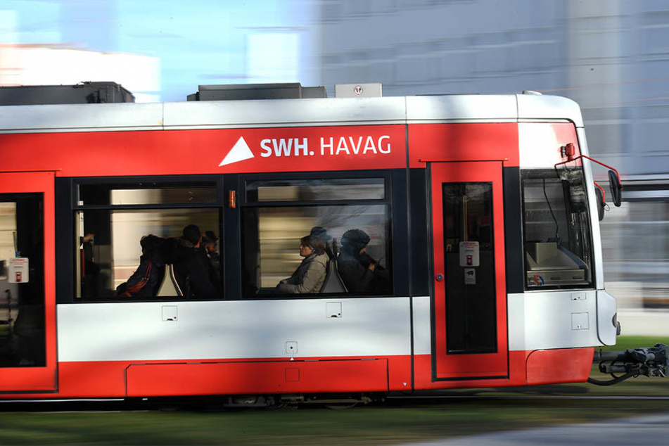 Der unbekannte sprühte in einer Straßenbahn in Halle wahllos mit Reizgas um sich. (Archivbild)