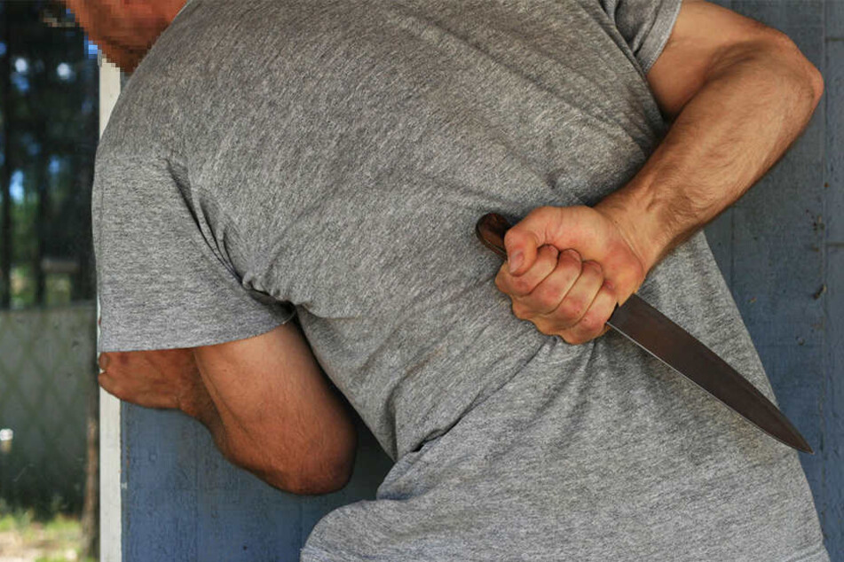 Der Täter versuchte mit einem Messer auf den Afghanen einzustechen. (Symbolbild)