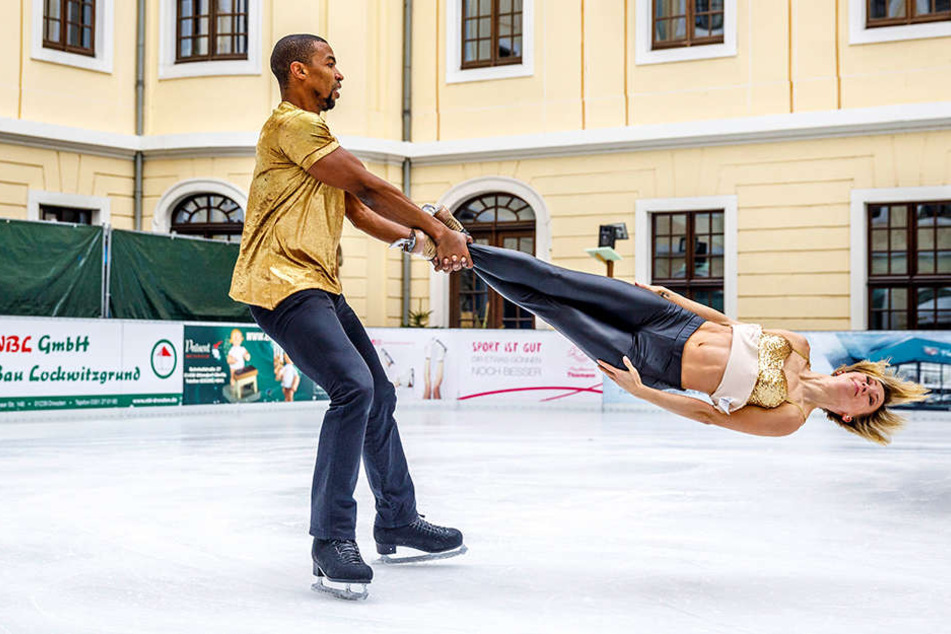 Annette Dytrt (34) und Yannick Bonheur (35) lieferten auf der Eislaufbahn des Hotels Kempinski einen kleinen Vorgeschmack auf die "Holiday on Ice"-Show "Time".