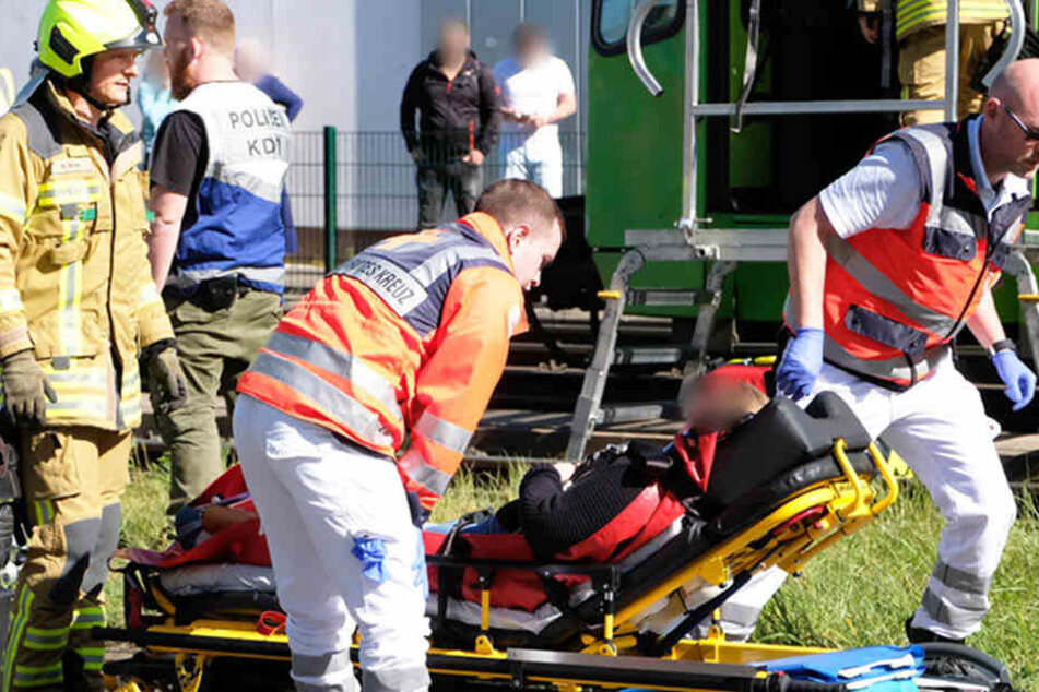 Rettungskräfte kümmerten sich um eine verletzte Person.