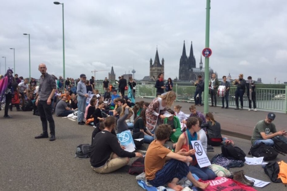 Hunderte Menschen demonstrieren auf der Deutzer Brücke.