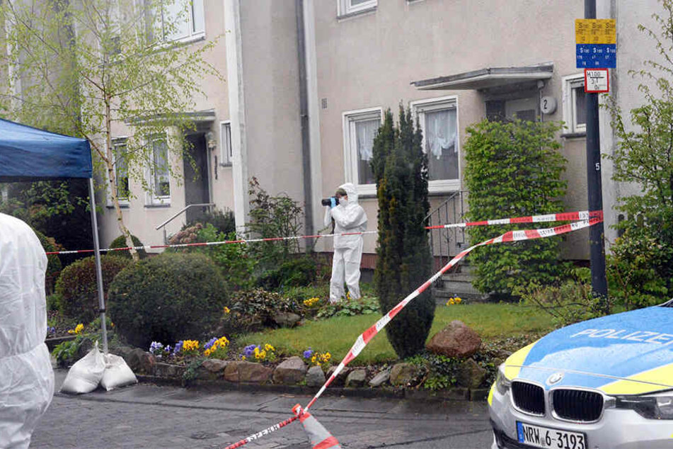 Nahegelegene Vorgärten wurden nach dem Tatwerkzeug abgesucht.