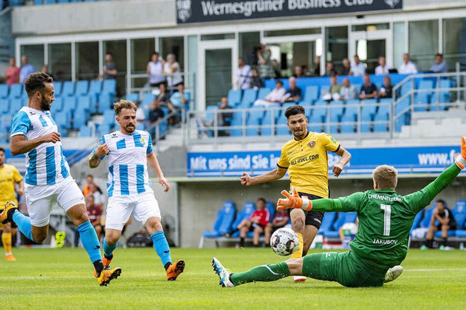 Siegtor gegen den Chemnitzer FC! Osman Atilgan überwindet Torhüter Jakob Jakubov.