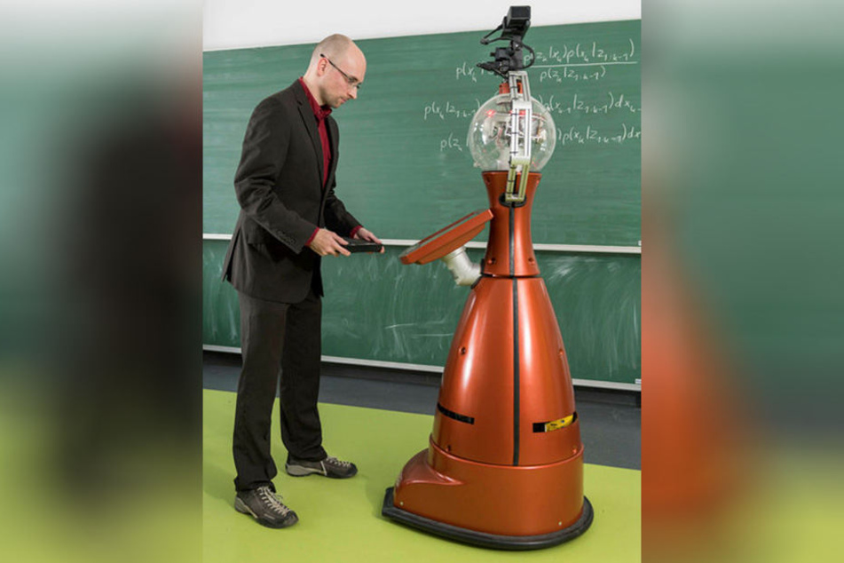 Peter Poschmann kommuniziert mit dem "Tesaro"-Roboter.