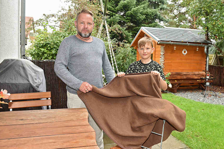 Mit einer wärmenden Decke kümmerten sie sich um die verwirrte Seniorin: Sascha Hübler (44) mit Sohn Till (10).