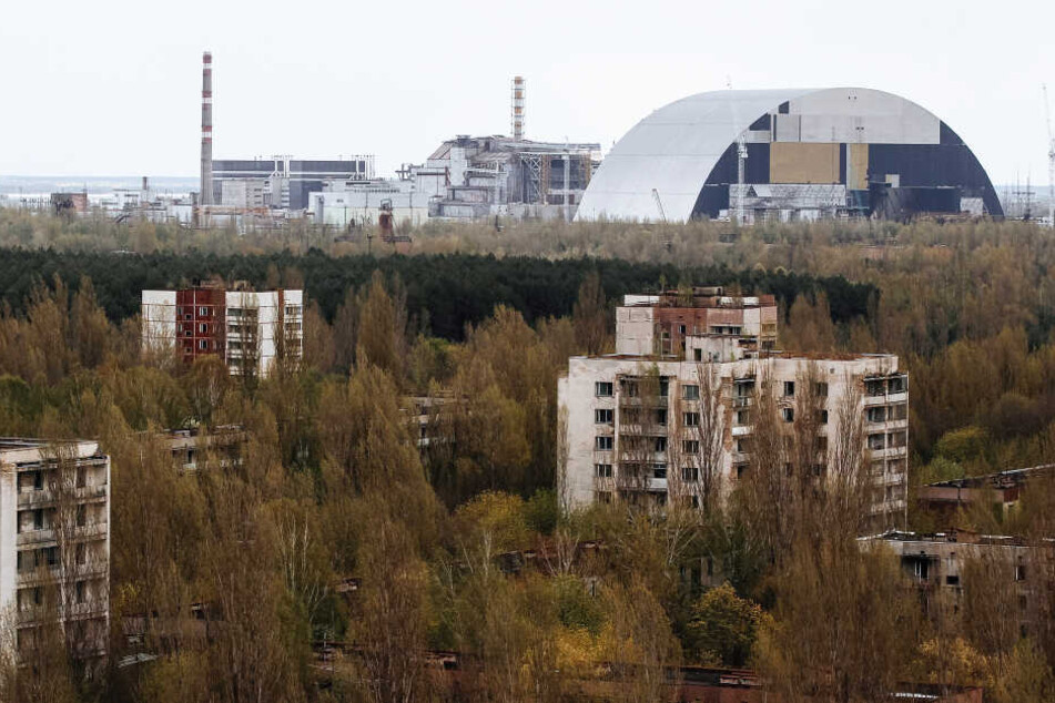 Blick auf die Schutzhülle über dem zerstörten Reaktor vier in Tschernobyl.