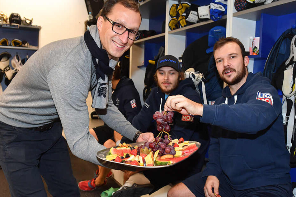 Mit einem Frühstück bereiten sich die Dresdner Eislöwen auf das Derby gegen Crimmitschau vor.