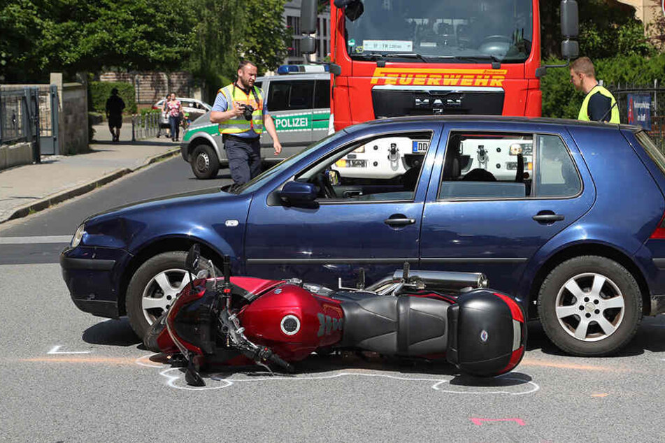 Die Golf-Fahrerin übersah das Motorrad. Es kam zum Zusammenstoß.