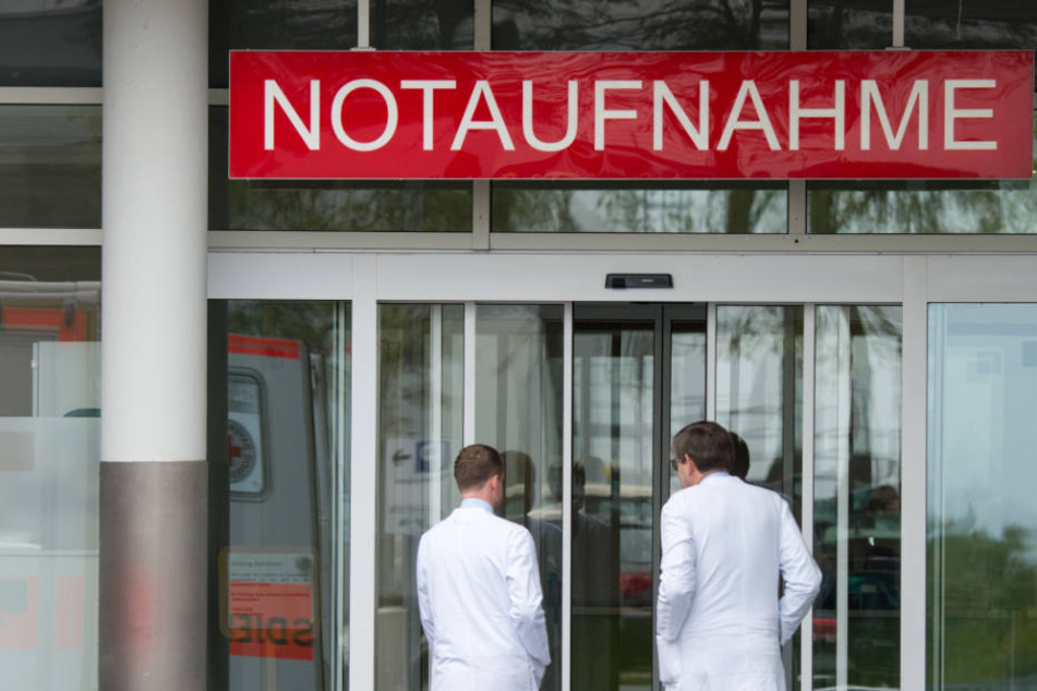 Die 24-Jährige wurde mir einer Kopfverletzung ins Krankenhaus gebracht. (Symbolbild)