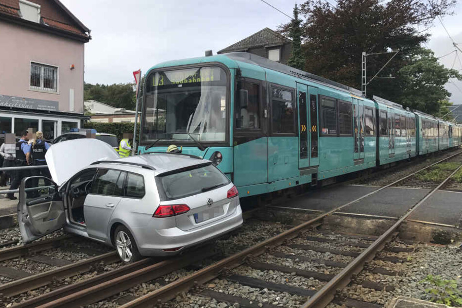 Die U-Bahn erfasste den Pkw und schleifte diesen mit.