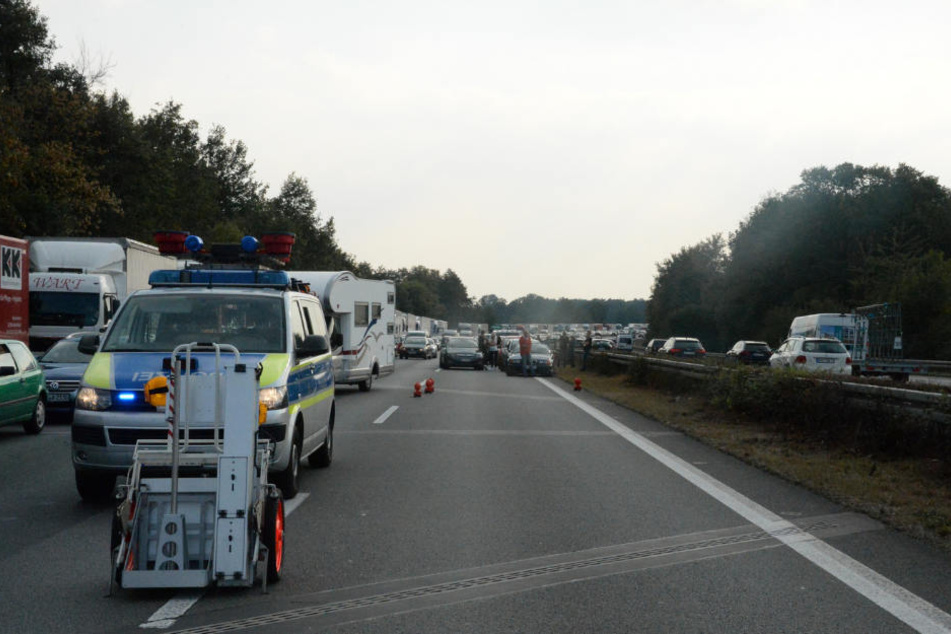 Ein langer Stau bildete sich hinter der Unfallstelle.