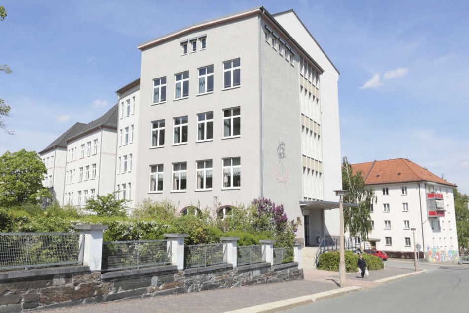 Ein Mann schlich sich offenbar in die Schülertoilette der Dittes-Grundschule und missbrauchte einen Jungen (7). (Archivfoto)