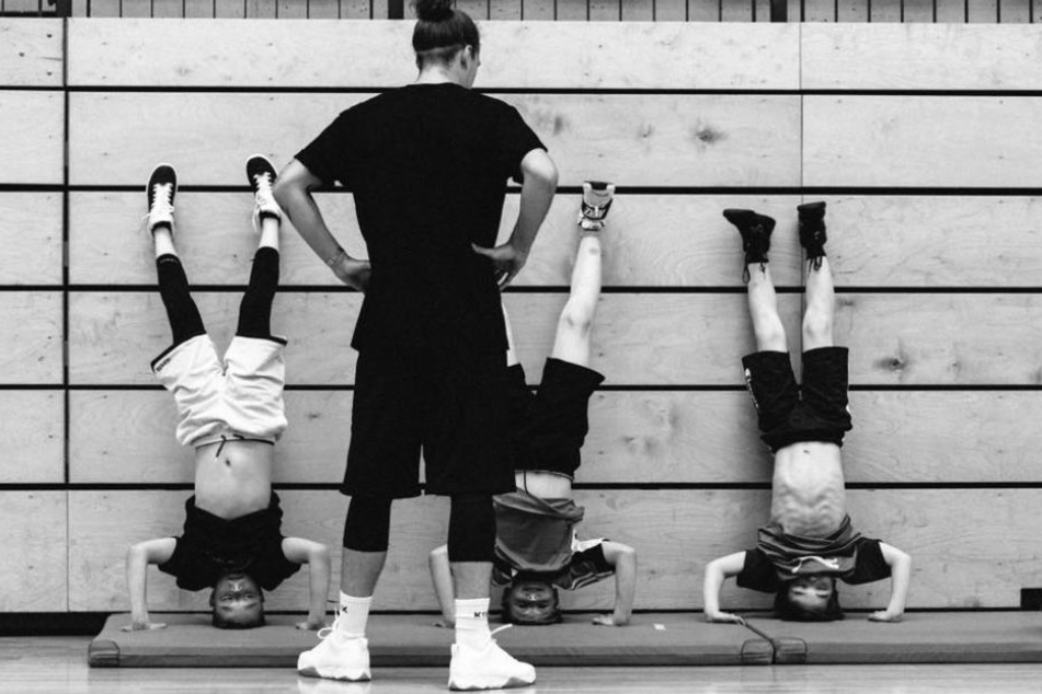 Auch ein Kopfstand gehört zum Training! Malte Ziegenhagen beobachtet drei seiner jungen Schützlinge.
