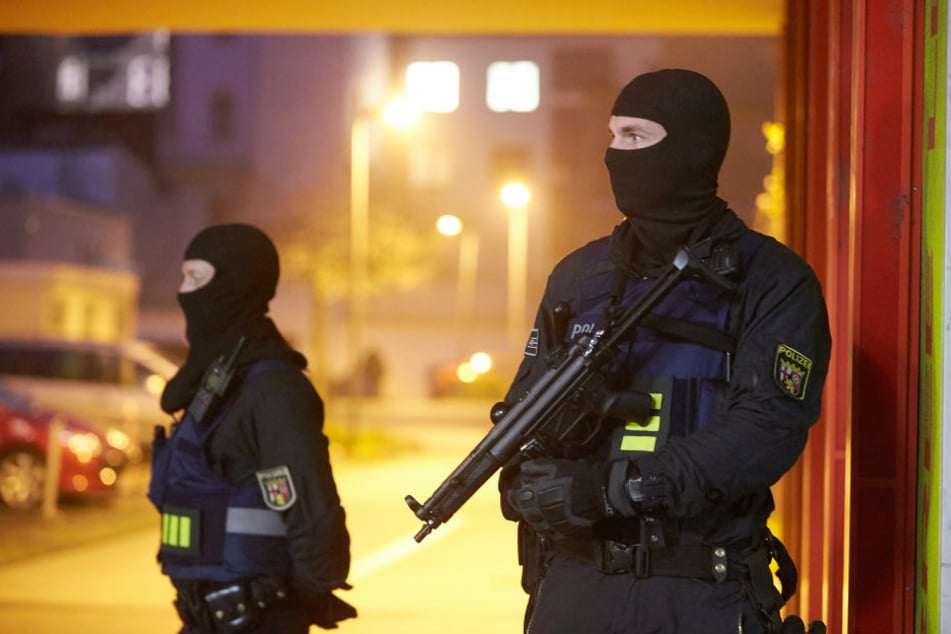 Am Dienstag fand eine Razzia in der Wohnung eines 25-Jährigen in Magdeburg statt. Er soll versucht haben, ein Polizeigebäude per Bombe zu zerstören. (Symbolbild)