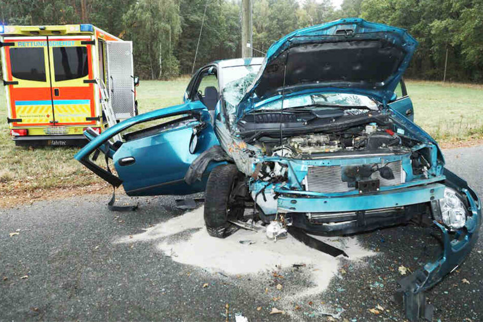 Das Wrack des Nissan Almera lässt erahnen, wie heftig der Zusammenstoß gewesen sein muss.