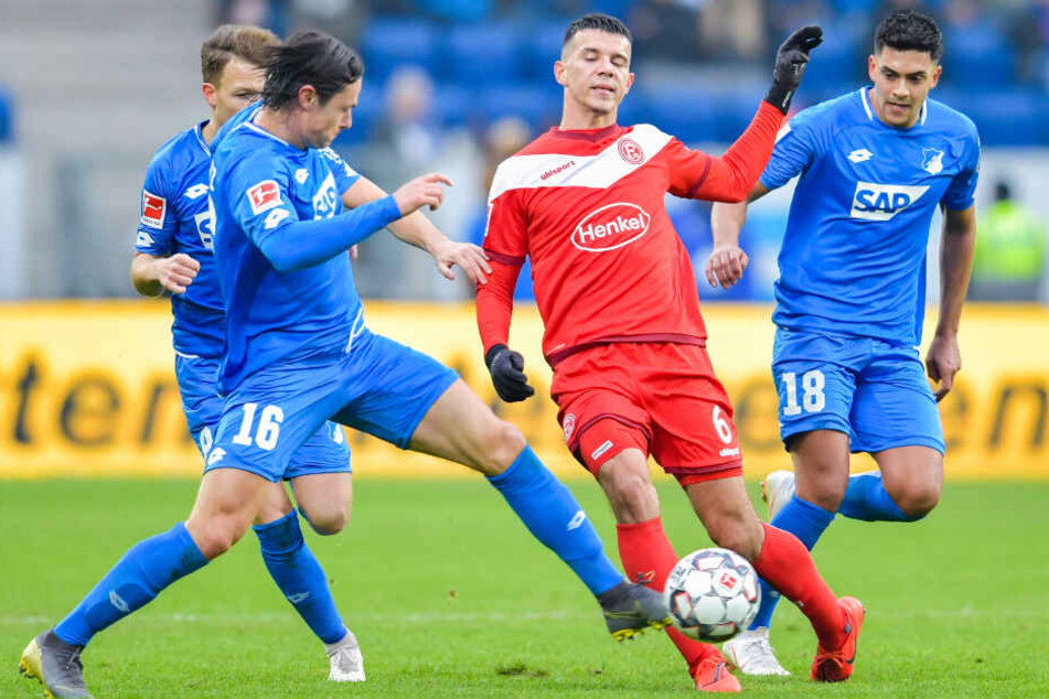 Szene vom Samstag: Hoffenheims Nico Schulz (links) und Nadiem Amiri (rechts) gegen den Düsseldorfer Alfredo Morales (Mitte).