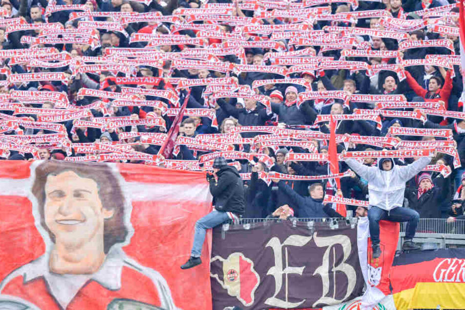 Die Fans feierten im Stadion eine Fußball-Party.