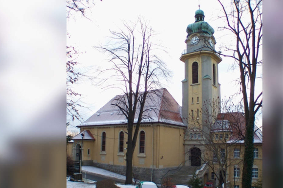 Unbekannte Täter stiegen nachts in das katholische Pfarramt der Kirche Zum Heiligen Kreuz ein und klauten Geld der Gemeinde. (Symbolbild)