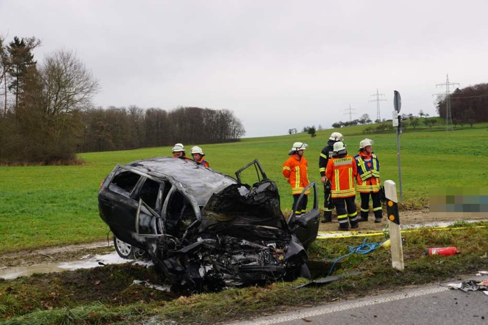 Der Frontal-Crash hat das Auto völlig demoliert.