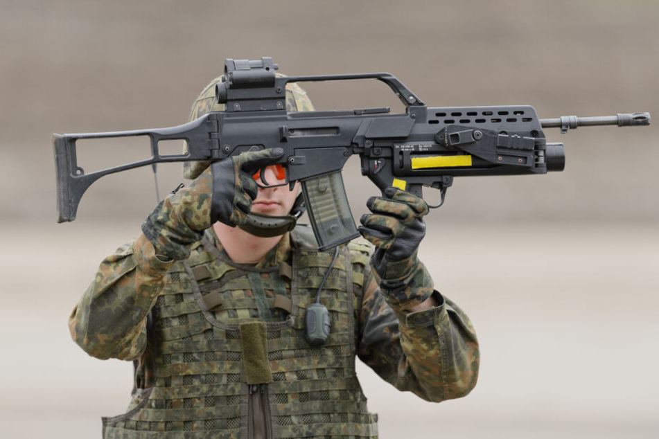 Ein Soldat der Bundeswehr hält ein Gewehr G36 der Firma Heckler & Koch modifiziert mit einem Abschussgerät für Granaten in der Hand.